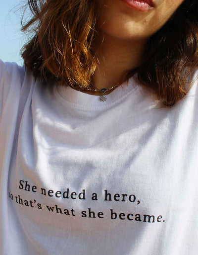 T-Shirt Donna "She needed a hero" - dandalo